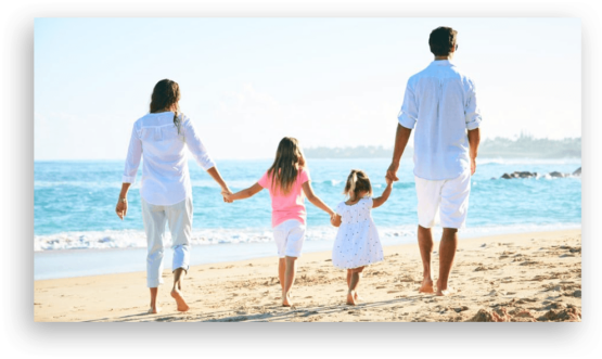 Das Bild zeigt eine Familie am Strand und dient als Titelbild für die Startseite der Website Hela-Tours – dein Reisebüro in Strausberg.